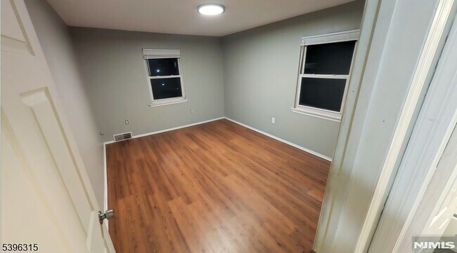 Foto del edificio - 196 Tuxedo Pkwy