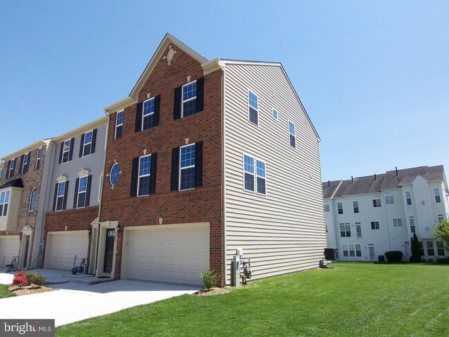 Building Photo - 1702 Oneida St