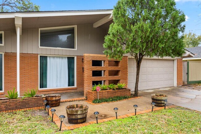 Building Photo - 9539 Val Verde St