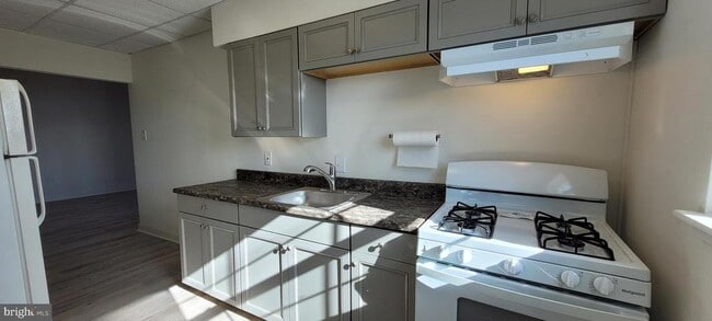 Building Photo - 3 W Park Ave