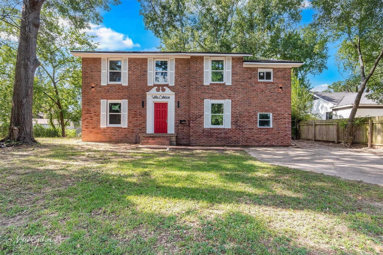 Primary Photo - "Spacious 4-Bedroom Gem with a flex room a...