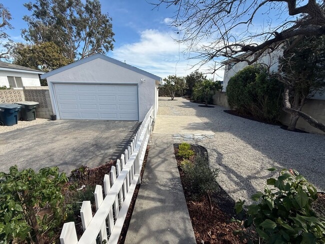 Building Photo - Home in Gardena