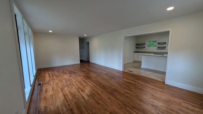 Foto del edificio - Newly Renovated -- Walking Distance to the...