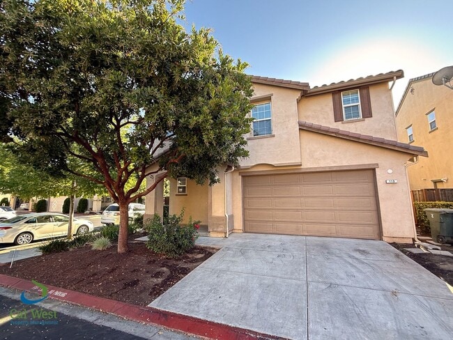 Foto del edificio - $3795 - Spacious 3 Bedroom 2.5 Bath, 2 Sto...