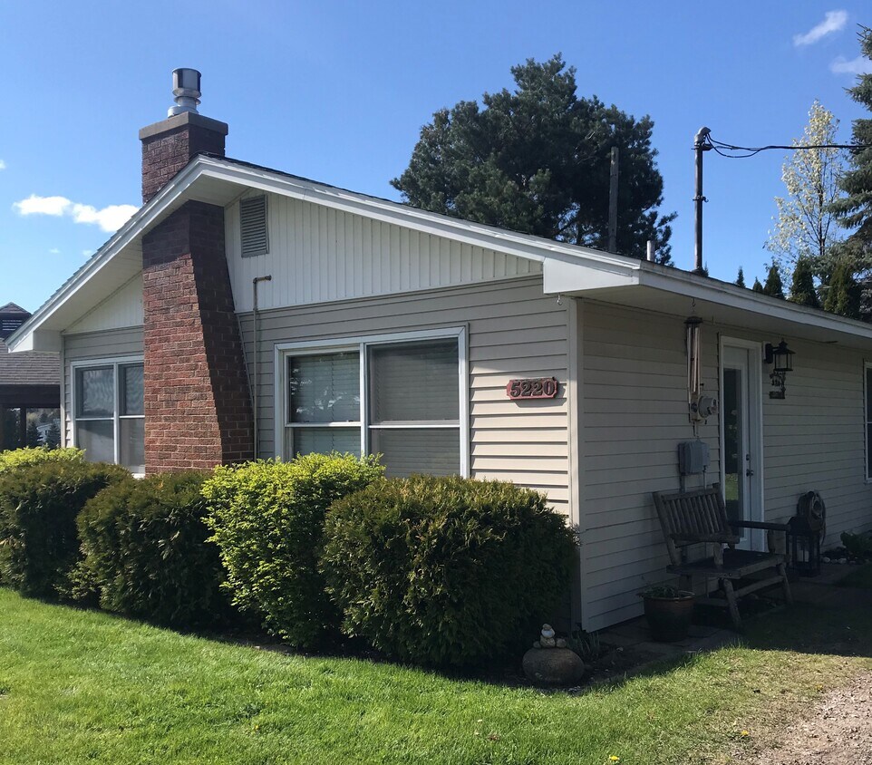 5220 Silver Shores Ln, Traverse City, MI 49685 House Rental in