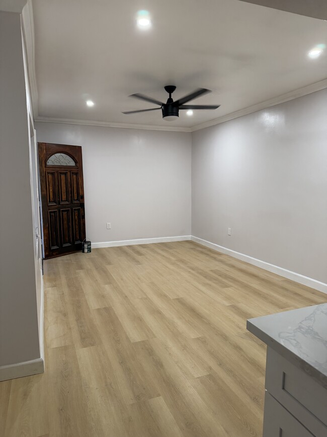 Sala de estar - 674 W 59th Pl
