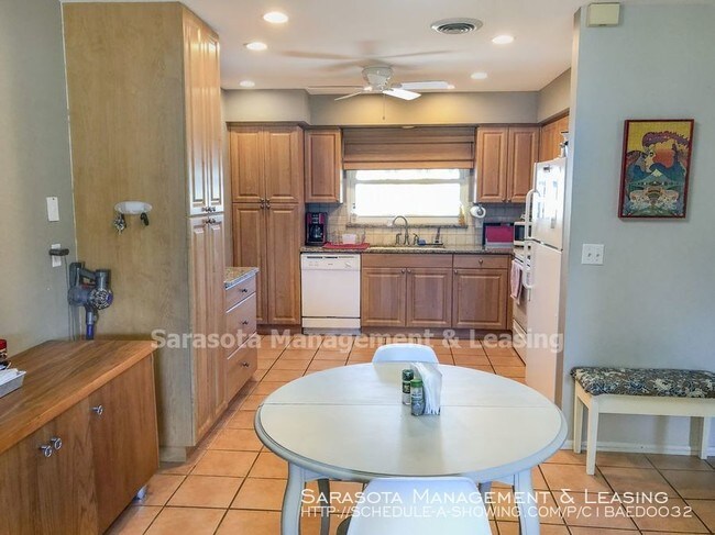 Building Photo - 6760 Half Moon Dr