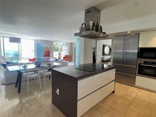 Foto del edificio - 2457 Collins Ave