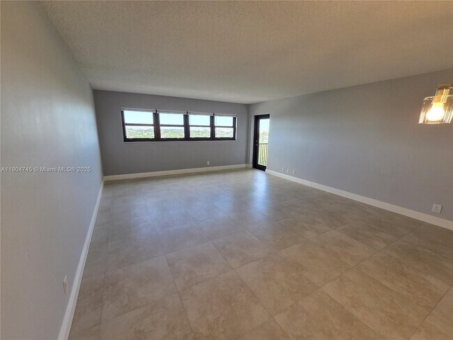 Building Photo - 3200 Port Royale Dr N