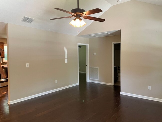 Foto del edificio - Practically New 3 BR, 2 BA, with Private B...