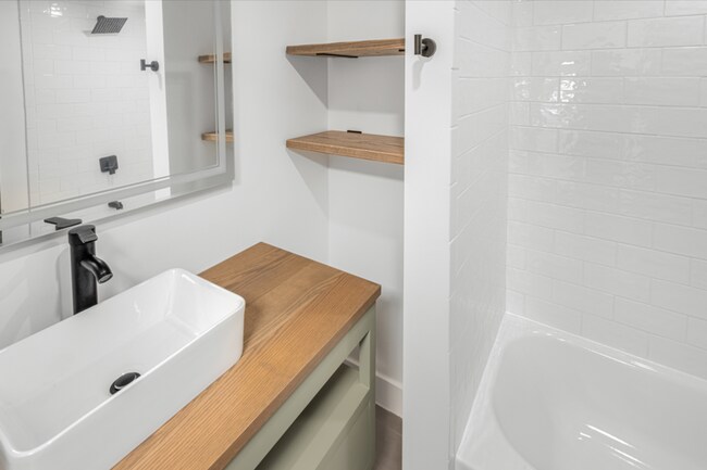 Foto del edificio - BEAUTIFULLY RENOVATED on the best block in Remington