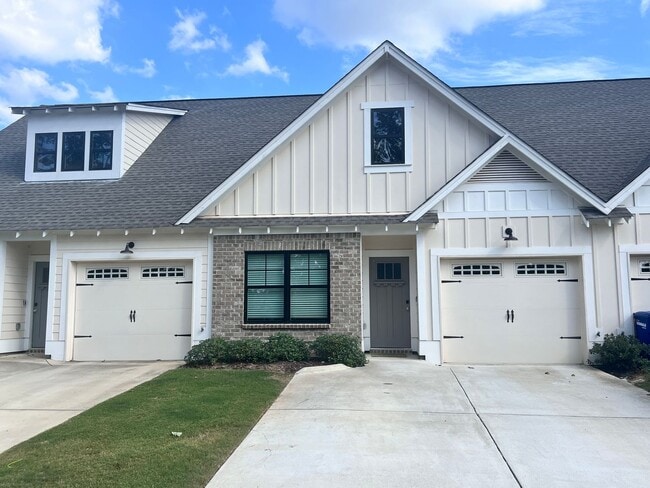 Building Photo - Elevated Rental Home with Community Amenities