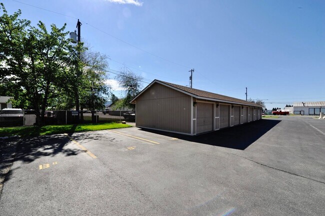 Foto del edificio - Hayden Apt. Available 2 bed 1 bath (upstairs)