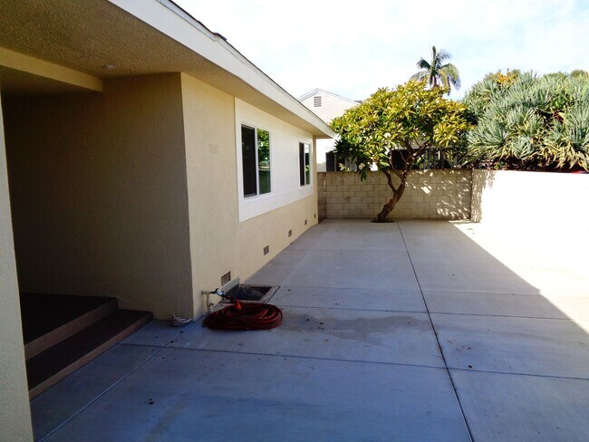 Building Photo - 4 Bedroom 2.5 Bath House with a POOL for R...