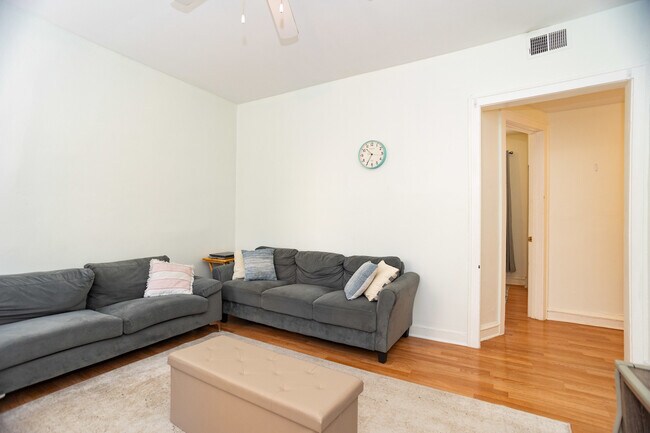 Building Photo - 852 1/2 W Agatite Ave