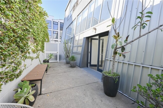 Building Photo - 615 Hampton Dr