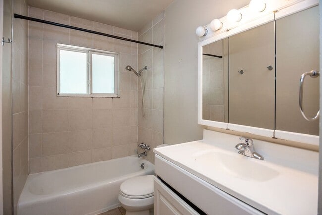 Building Photo - 4 bed/2 bath Student Friendly Home!