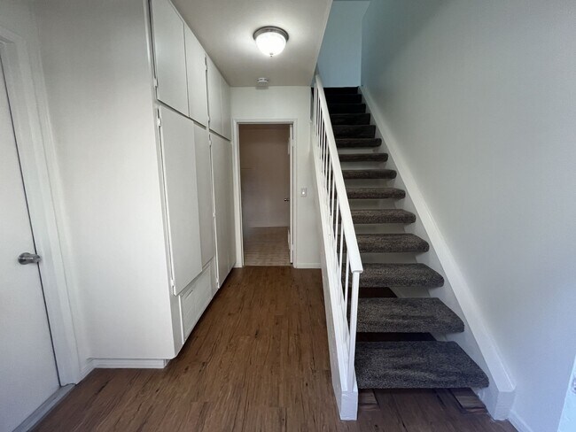 Building Photo - 811SV