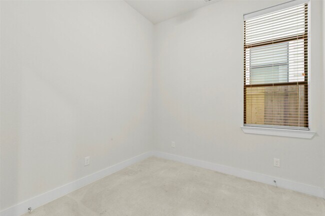Building Photo - 92 N Hutcheson St