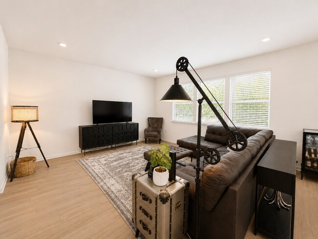 Foto del edificio - Spacious 5-Bedroom Home in Desirable Wells Creek