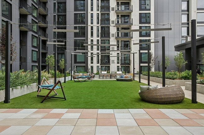 Breathe easy. This open-air retreat is made for unwinding. - Skyline at Highlands