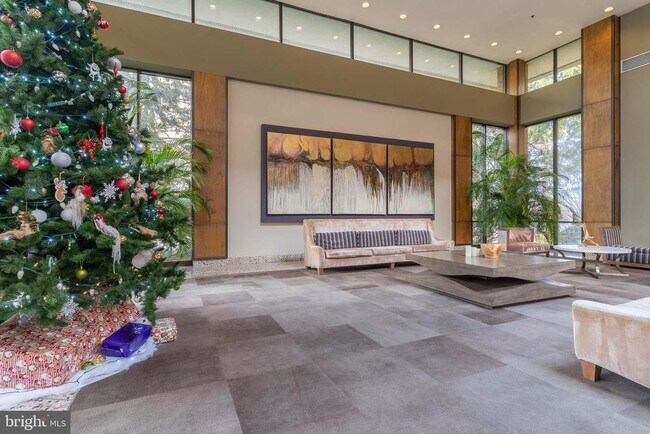 Foto del edificio - 3709 S George Mason Dr