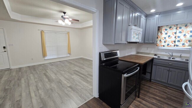 Foto del edificio - 124 Mary Jay Dr