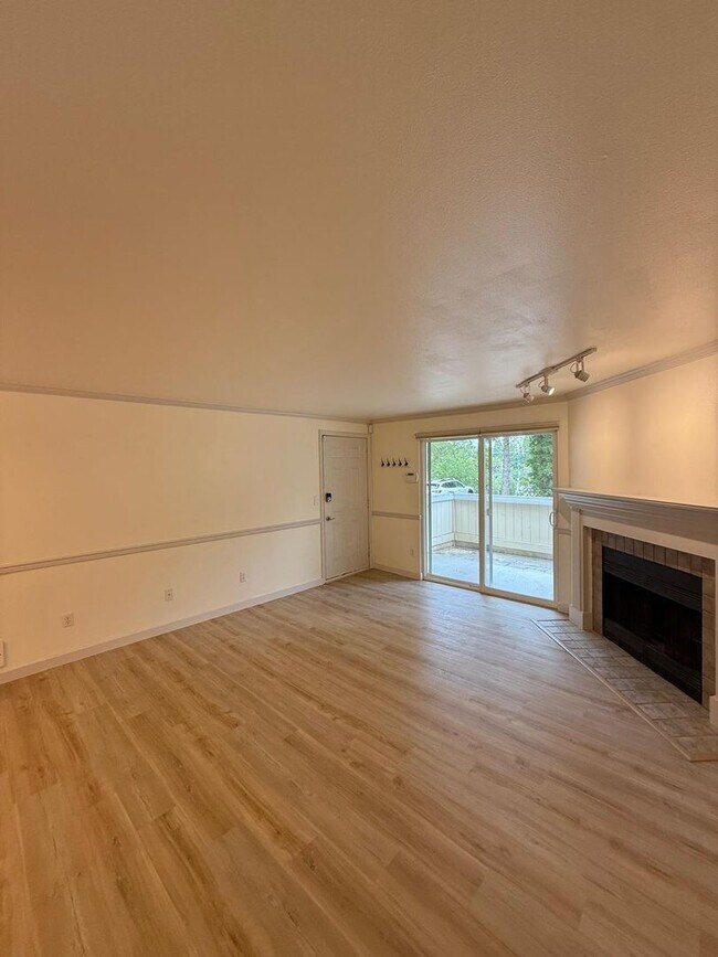 Foto del edificio - Two Bedroom Two Bathroom In Mountlake Terrace