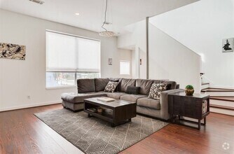 Building Photo - 2423 Wentworth St