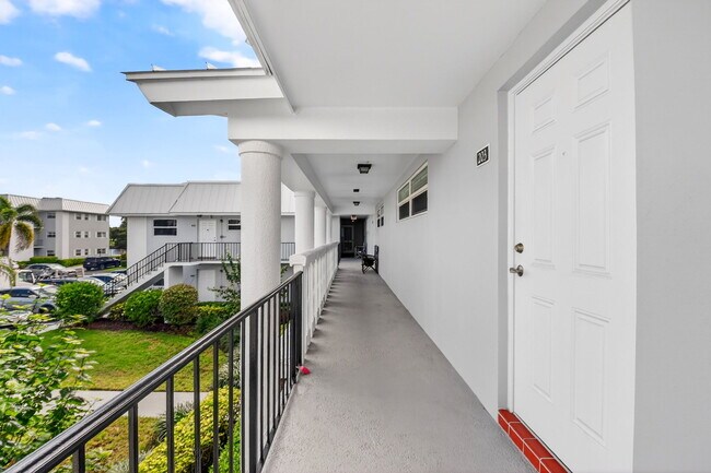 Foto del edificio - 18 Colonial Club Dr