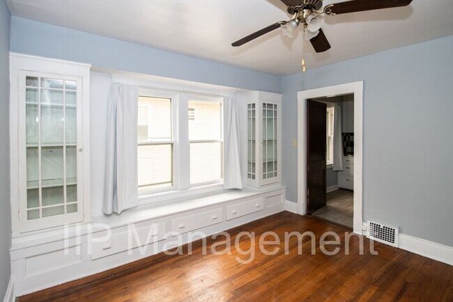 Building Photo - Gorgeous 2 Bedroom Up Unit in Lakewood!