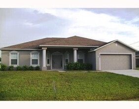 Building Photo - 256 SW Essex Dr