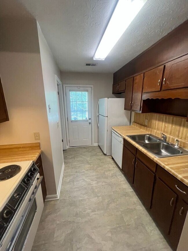 Building Photo - Beautiful 2 bedroom 2 bathroom ranch duplex Now Ready!