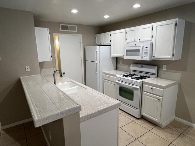 Building Photo - 7570 W Flamingo Rd