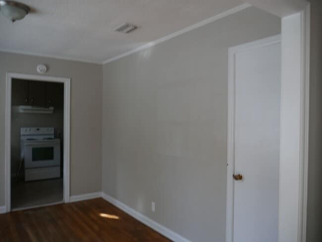 Building Photo - Cute 3 bedroom and 1 bathroom!