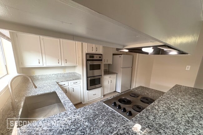 Building Photo - 3008 Beecave Dr