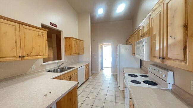 Building Photo - 3 bedroom 2 bathroom Townhome in River Cove
