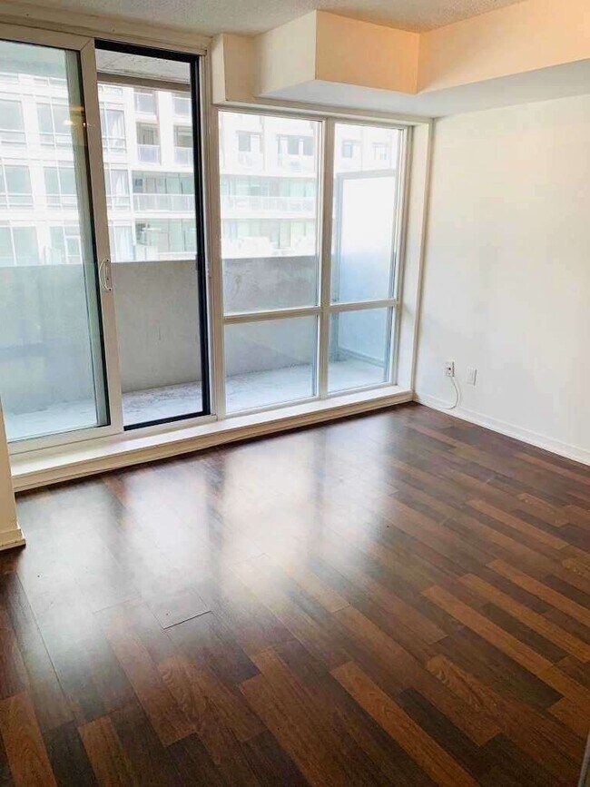 Photo du bâtiment - 20 Joe Shuster Way