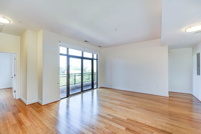 Building Photo - Gorgeous 2 Bedroom Penthouse in River Plac...