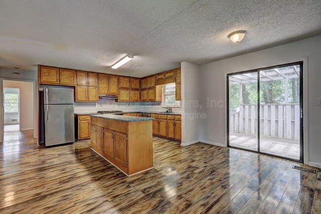 Photo - 212 Clarkdell Dr House