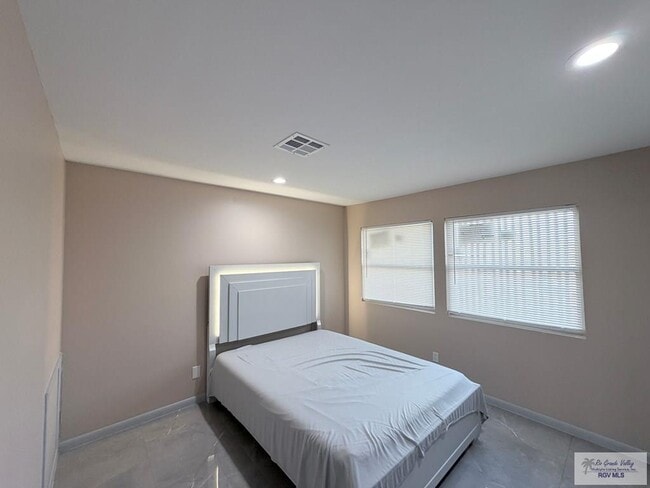 Building Photo - 305 Calle Amistosa