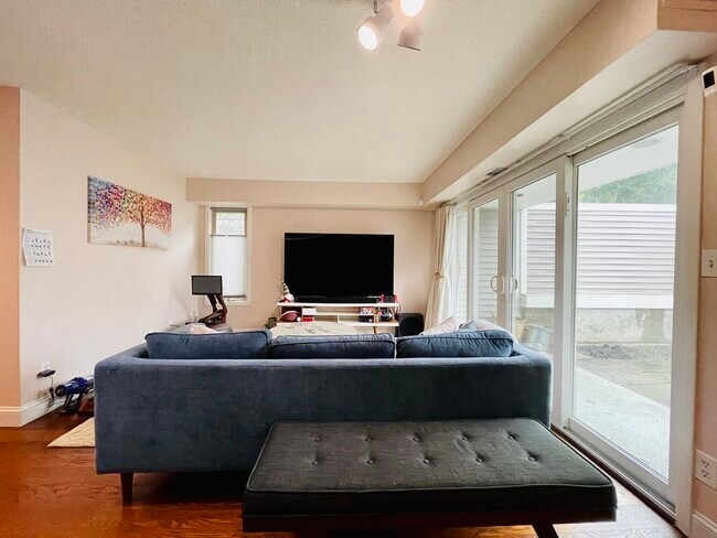 Foto del edificio - 15 Fresh Pond Pl