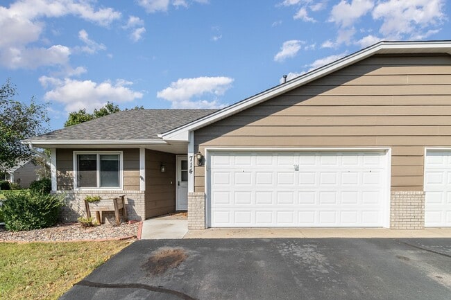 Building Photo - 2 Bed | 1 Bath Updated One Level Home