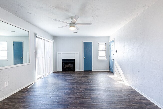 Foto del edificio - Spacious two-bedroom with fireplace!