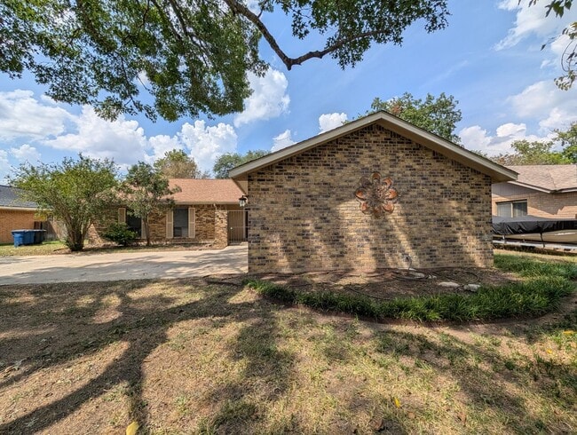 Building Photo - 619 Summerwood Dr