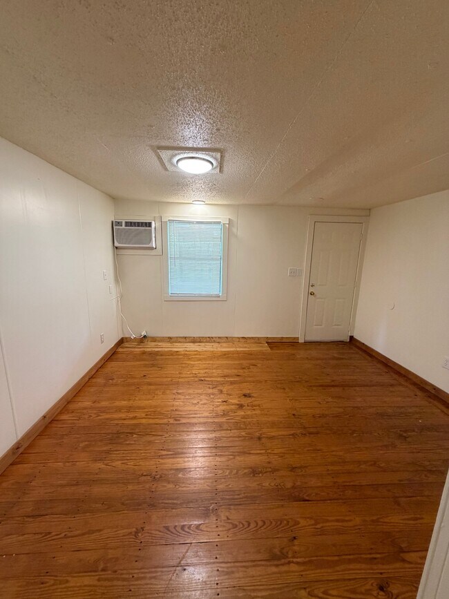 Building Photo - 9909 Farris Loop