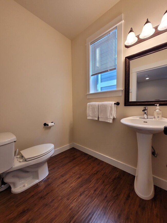 Building Photo - Spacious Home with Beautiful Finishes in B...