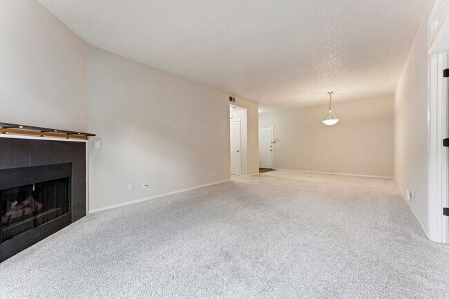 Foto del edificio - 3-bedroom 2 bath condo with a balcony in s...