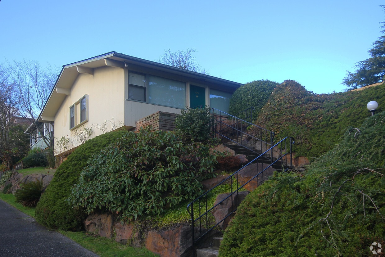 Building Photo - 401-407 19th Ave E