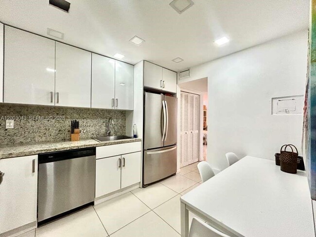 Foto del edificio - 9500 W Bay Harbor Dr